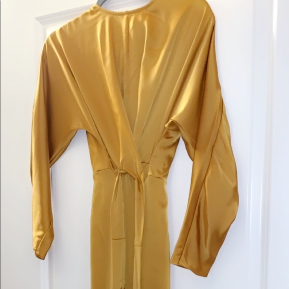 Gold silk full length gown - Picture 2 of 5